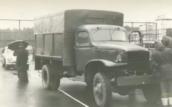 Американските автомобили се сглобяват и в други съветски заводи. В Иркутск е създадено предприятие, което произвежда автомобили Studebaker, Ford и Dodge. Биографията на МАЗ, Минския автомобилен завод, също започва с американски камиони. Сглобяването им започва през август 1944.
До известна степен дори историята на "Москвич" е свързана с Lend-Lease. Оригиналният московски автомобилен завод КИМ престава да съществува в края на 1941. Въпреки това през 1942 на това място е открито ново предприятие, което, използвайки оборудване, получено по Lend-Lease, ремонтира военна техника и автомобили, включително американски, и дори произвежда някои части за тях. Предприятието след войната е наречено МЗМА и започва да прави автомобилите "Москвич", а после отново е прекръстено на АЗЛК. 
Много от автомобилите, получи по Lend-Lease споразумението, остават в Съветския съюз след войната. На тяхна база са създадени нови съветски модели за армията, а американските ветерани са пратени да работят в селското стопанство и в градските служби. Някои са извадили късмета да попаднат в ръцете на колекционери и са оцелели до днес. 

НА СНИМКАТА: Този военен Dodge продължава да служи в Москва, вече за цивилни нужди, чак до 80-те години
