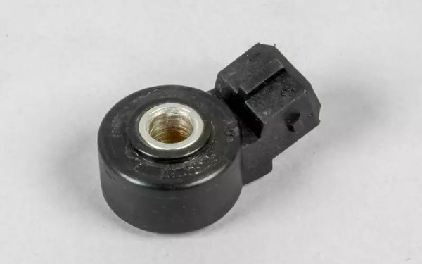 Сензорът е базиран на пиезоелектричен елемент, който реагира на високочестотни вибрации в цилиндровия блок, причинени от детонационно горене. Изходният сигнал на сензора се изпраща към ECU, който регулира времето за запалване, подаването на гориво и налягането на турбокомпресора (ако е приложимо), за да предотврати детонация.

Мястото му е на блока на цилиндрите. V-образните двигатели ще имат два сензора.

Когато се повреди все още можете да шофирате, въпреки че системата за управление на двигателя ще премине в режим на аварийно движение.
