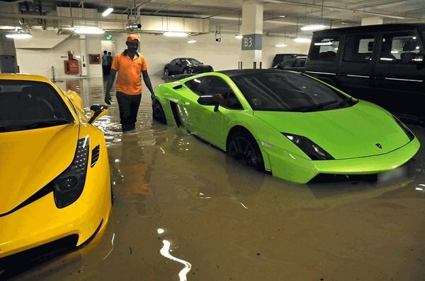 <p>Lamborghini Gallardo, Ferrari 458 Italia, Rolls-Royce Phantom&nbsp; и много други потопени в улична мръсотия. Случката е от Орчард Роуд (Orchard Road) в Сингапур, където подземен паркинг се наводни. <br /><br /><a href="http://www.automedia.bg/news/article_13248.html" target="_blank"><strong>Виж още</strong></a><br />&nbsp;</p>