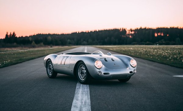 Произведени са общо 90 автомобила от модела, които през 1956 г. струват 14 000 долара. Мощността им е малка - едва 100 к.с., но пък са леки като перце. Вътре колата не е много удобна, но това не пречи да спечели &bdquo;24 часа на Льо Ман&ldquo;. В наши дни тя щеше да струва 147 000 долара. През 2017 г. 550 Spyder беше продаден на търг за 4,9 млн долара.