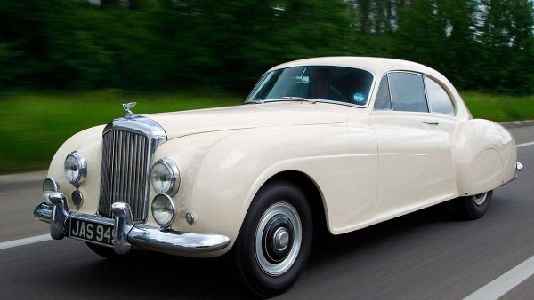 Шикозният седан с 4 врати, известен още като Bentley Mark VII, за времето си е струвал 18 000 долара. Автомобилът има 6-цилиндров двигател с не най-внушителните 130 к.с., което не му попречи да се превърне в един от най-бързите модели на своето време. В днешни пари колата би струвала 199 000 долара.