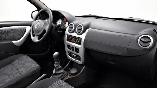 Недостатъците на най-евтиния автомобил в Европа са очаквани: бедно оборудване, ниско качество на интериора, сравнително рано появяваща се ръжда. Особено сериозна слабост са мъждивите предни фарове, неадекватни за съвременните условия. Но Sandero компенсира тези минуси с много издръжливо окачване, особено подходящо за българските условия, ниска цена и много евтини резервни части. 
