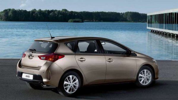 Auris бе създаден като вариант на Corolla специално за европейския пазар, преди двата модела повторно да бъдат обединени в края на миналото десетилетие. Колите на японците са надеждни, но все пак не са вечни. Слабост тук е например роботизираната трансмисия C50A, толкова неудачна, че Toyota бе принудена да я спре от производство. Тя е достатъчно често срещана в комбинация с иначе добрия двигател 1.6 1ZR-FE (124 коня). Срещат се и варианти на Auris с безстепенна вариаторна трансмисия, която също няма много дълъг живот. 
