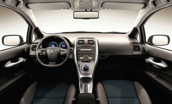 Струва си да се избягва и 1.4-литровият двигател 4ZZ-FE 1.4 с 97 конски сили - при него ресурсът е скромен, ангренажната верига е слаба и често се среща повишена консумация на масло. 
За съжаление вариантите с истински хидротрансформаторен автоматик са редки и доста скъпи. Така че по-разумният избор е Auris с ръчни скорости и 1.6-литров бензинов мотор, или пък с доста коравия дизелов 1.4, разчетен с ресурс над половин милион километра. 
