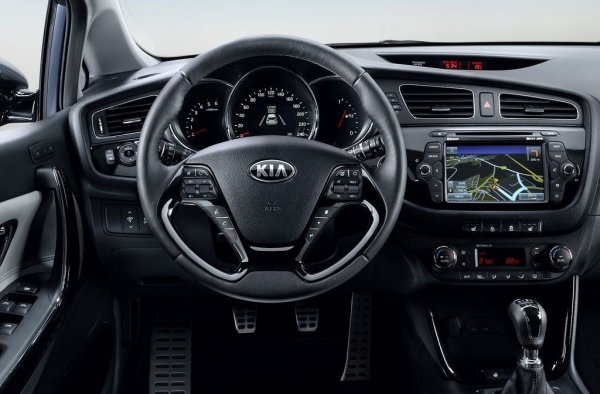 При 1.4 трансмисията е само ръчна, но 1.6 се среща и с хидротрансформаторен автоматик A6GF1. И двата агрегата имат ресурс над 250,000 километра. 
Окачването на Cee'd е добро, но не издържа на тормоз по лоши пътища. Слабост на модела са лесно изгарящите сигнални лампички и дневни светлини. Седалките се износват бързо. Но иначе Ceed не ръждясва, лесен е за ремонти, частите не са твърде скъпи, а и оборудването е като цяло по-богато от повечето конкуренти. 
