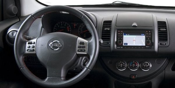 Каросерията е устойчива на корозия. Слабо място е предното окачване, където шарнири и някои други компоненти често изискват подмяна още след 50-60 хиляди километра. Другият негатив е доста малкият багажник. Иначе Note е ремонтопригоден, просто устроен и с относително достъпни резервни части. 
