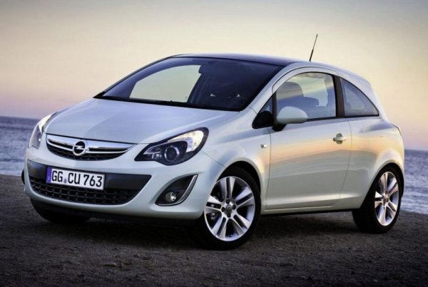 Размери: дължина 3999 мм, пътен просвет 140 мм, багажник 285 л
Цените за четвъртото поколение на Corsa в България варират между 4,000 и 12,000 лева, в зависимост от възрастта, състоянието и пробега (ако някой още е достатъчно наивен да вярва на обявените данни за последното). За около дедсетина хиляди лева може да се намери добре запазен екземпляр от последния фейслифт. 
