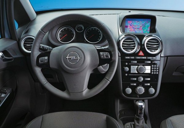 Механичната трансмисия F13 работи добре в комбинация с тези двигатели и ще издържи поне 200,000 км. При версията 1.2 се среща и роботизираната трансмисия с един съединител Easytronic - здрава, но със сложна електроника, която трябва да се регулира при всяко техническо обслужване. Ако искате автоматик, по-добре потърсете 1.4 с японския хидротрансформатор Aisin AW60&ndash;40SN - отлична трансмисия, която прави безгрижно по четвърт милион километра. 
Сглобката е германска, каросерията е отлично защитена от корозия (не като старите опели). Багажникът е скромен, но това се очаква в този клас. 
