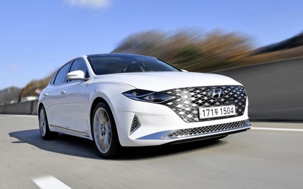 На фона на намаляващите продажби по света, Южна Корея е една от малкото страни, които се радват на ръст на пазара. През 2020 година в страната бяха продадени 1 874 630 нови коли, като лидер при моделите е Hyundai Grandeur. При марките Hyundai също е начело, следван от Kia и Genesis.
