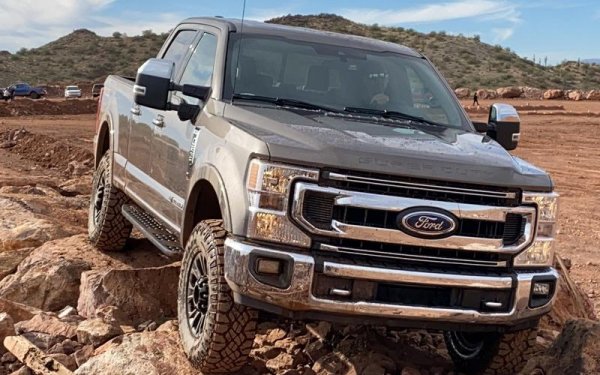 САЩ остават вторият по големина пазар на нови автомобили в света с 14 665 787 продажби през 2020 година, като Ford F-Series оглавява класацията за 39-та поредна година. Резултатът на пикапа е с 100 000 бройки по-малко от 2019 година, но въпреки това Ford си остава и лидер при марките, изпреварвайки Toyota и Chevrolet. Тези два бранда обаче имат по два модела в Топ 10, докато Ford разчита само на F-Series.