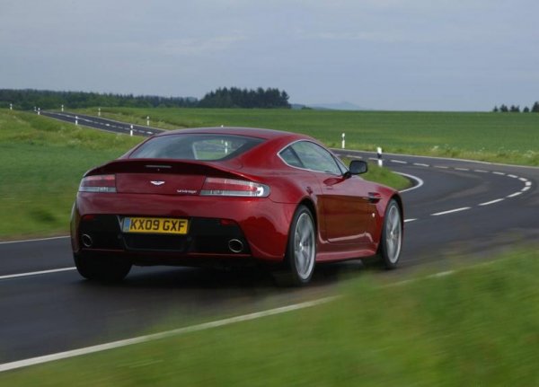 Aston Martin V12 Vantage 2010