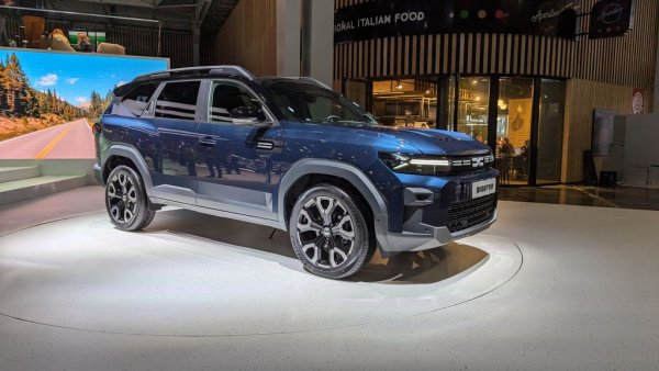 Най-после румънската марка на Renault осъществи заканите си и навлезе в С-сегмента с новия Bigster - на пръв поглед уголемена версия на Duster, макар че главният дизайнер Давид Дюран ни увери, че разликите между двата модела са повече, отколкото вижда окото. Огромен багажник (667 литра), задвижване на четирите колела и цена под 60,000 лева - модели като Nissan Qashqai, Ford Kuga и Kia Sportage определено има от какво да се тревожат. 