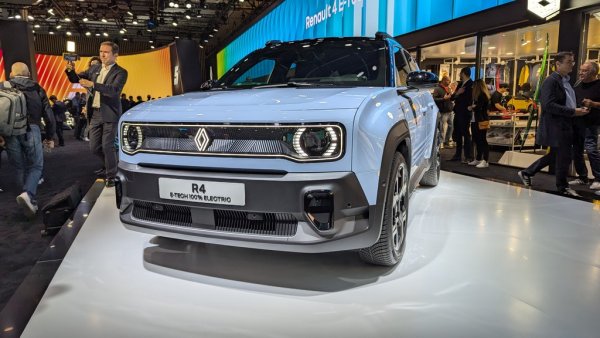 Несъмнено най-чаканата премиера, защото Renault някак си устоя на изкушението да допусне уж неволно изтичане на снимки преди салона. Възродената след три десетилетия "четворка" е практичен електромобил на платформата на Renault 5 e-tech, но доста повдигнат и с осезаемо по-голям багажник. Комбинацията от ретро и футуризъм в дизайна се възприема много добре, доколкото можахме да преценим от реакциите в Париж. Остава само да видим дали Renault ще спази обещанието си да предложи достъпни цени (в съвременния смисъл на "достъпни" - базовата версия ще е над 60,000 лева). 

