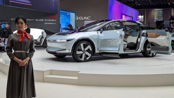 Ако марката THK не ви говори нищо, не се тревожете - и на нас ни се наложи да си консултираме с интернет, за да разберем, че това е всъщност първият автомобил на японския производител на лагери и други компоненти THK. Дизайнът е не на друг, а на дългогодишния главен дизайнер на Nissan Широ Накамура (Qashqai, GT-R), а технологията е впечатляваща - с вградени в главините електромотори и безжично зареждане. Засега е само прототип, но амбициите за серийно производство са сериозни. 
