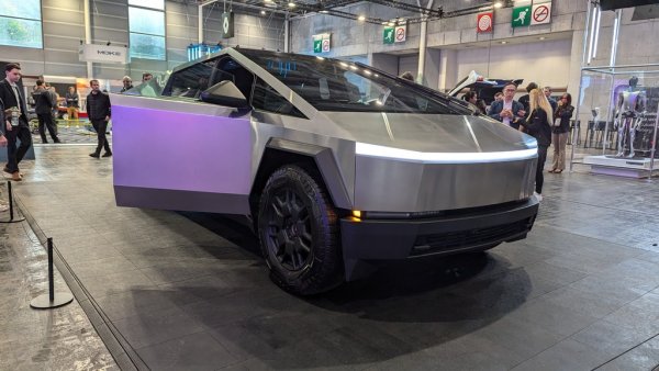 Това е вероятно дизайнът, предизвикал най-много спорове в историята на автомобила. Париж бе официалната европейска премиера за Cybertruck, както и за обновения Model Y. Но за пикапа първата поява може да бъде и последна: по всяка вероятност той няма да получи типово одобрение, защото необичайният му дизайн не покрива задължителните изисквания на ЕС за защита на пешеходците. 

