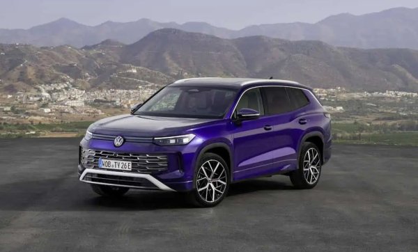 Германците, които доскоро се бяха фокусирали изцяло в електромобилите, сега най-после разширяват гамата си и с конвенционален модел. Tayron на практика замества някогашния Tiguan Allspace - по-голям от обикновения Tiguan, но под Touareg. Багажното пространство е почти 900 литра. Задвижването е с меки хибридни системи или плъг-ин хибриди, стартовата цена е около 90,000 лева. 
