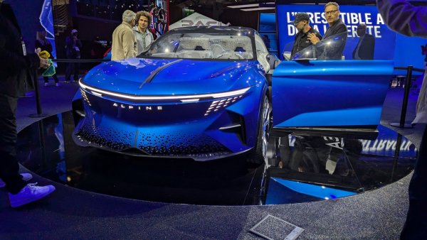 Някога Alpine бе марка само за състезателни автомобили, но от това в наши дни не се печели кой знае колко. Затова сега дъщерният бранд на Renault разширява гамата с A390_β. Все още само концепт, този модел ще влезе в серийно производство догодина с малко по-конвенционален дизайн. Мислете за него като за френския отговор на новото електрическо Porsche Macan.

