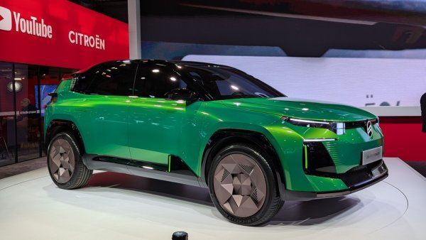 Citroen показа обновените C4 и C4X, носещи вече новия дизайнерски език на марката (негов автор е Пиер Льоклер, създателят на първото BMW X6). Но нас повече ни заинтригува бъдещият C5 Aircross. Засега това е само концептуален модел, но всъщност серийната кола, която ще дойде догодина, вероятно ще се отличава от концепта съвсем минимално. Както можеше да се очаква, новият C5 Aircross ще е на същата платформа като Peugeot 3008 и Vauxhall Grandland, и също като тях ще има хибридни, плъг-ин хибридни и чисто електрически версии. 