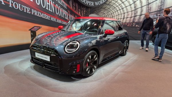 Щом BMW M е готово да произвежда електрически спортни коли, защо не и John Cooper Works? Новото поколение на MINI Cooper вече има върхова версия само на ток - с 258 конски сили мощност и с 5.9 секунди време за ускорение от място до 100 км/ч. Същото задвижване ще получи и новият MINI Aceman JCW. 

