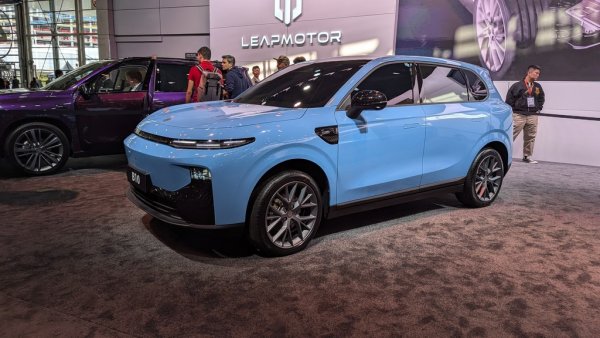 Най-новият компактен електрически SUV на китайската марка, която Stellantis започва да предлага и в Европа. Подочухме, че съвсем скоро можем да го очакваме и в България - вносителят още не е потвърдил официално плановете си, затова няма да го назоваваме, но думата "Stellantis" вероятно ви подсказва достатъчно. Освен B10, марката показа в Париж по-големия SUV С10 и малкия градски електромобил Т03. 