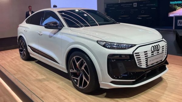 Курсът към електрификация в Audi навлиза вече в съвсем напреднала фаза. Към представеното по-рано ново А6 сега се добавя спортната версия S6 e-tron - с 550 коня под капака, 3.9 секунди от 0 до 100 км/ч и цена, която почти сигурно ще надхвърли 200,000 лева. Audi твърди, че пробегът с едно зареждане ще е 650 км/ч. 
