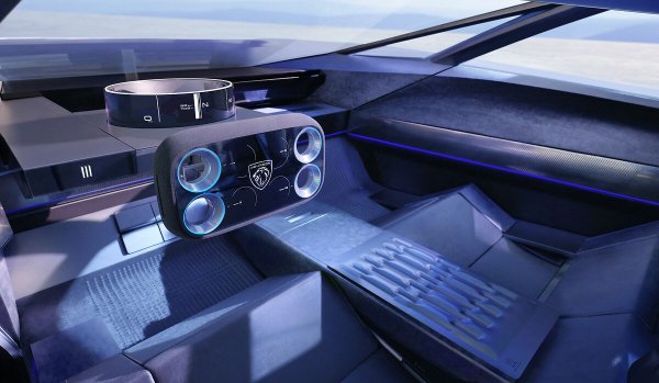 Французите показаха е-408 и още няколко електрически версии с удължен пробег. Но най-силно ни впечатли категоричната увереност, с която от Peugeot настояват, че след по-малко от година и половина ще започнат серийно производство на правоъгълния волан от концепта Inception. Дори и Tesla не можа да наложи тази идея преди две години, но може пък французите да се справят по-добре. 
