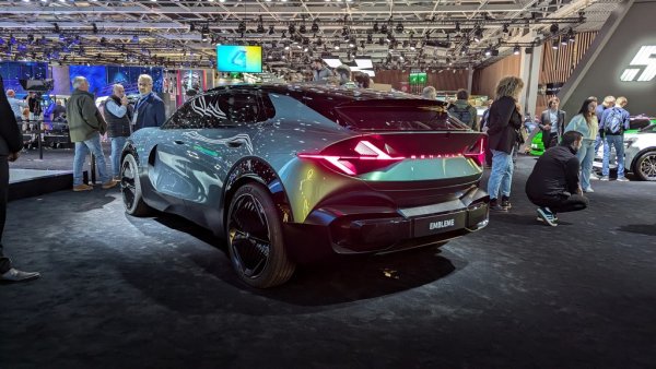 Тази футуристична аеродинамична лимузина е визията на Renault за бъдещето на семейния транспорт. Но по-същественото тук е не дизайнът, а задвижването: Embleme е водороден хибрид, който за къси дистанции използва обикновена 40-киловатчасова батерия, а за дълги пътувания - водородна горивна клетка с 2.5-килограмов резервоар. Според французите цялостният въглероден отпечатък от такъв автомобил ще е наполовина по-малък от този на днешните чисти електромобили. 
