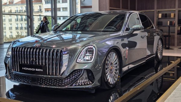 Hongchi - което на мандарин означава "Червено знаме" - е един от най-старите автомобилни производители в Китай, специализиран в създаването на лимузини за най-равните сред равните в ръководството на китайската компартия. Guoya е луксозен седан, който - същинско чудо - не е електрически, а разчита на 4-литров бензинов двигател. Стилистиката е като от стар и не много скъп фантастичен сериал. Но поне внася разнообразие. 
