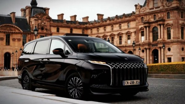 Познатата и у нас Forthing е експортно ориентираната марка на Dongfeng Liuzhou, която на свой ред е дъщерна компания на гиганта Dongfeng. В Париж марката показа няколко модела, включително луксозния миниван V9.
