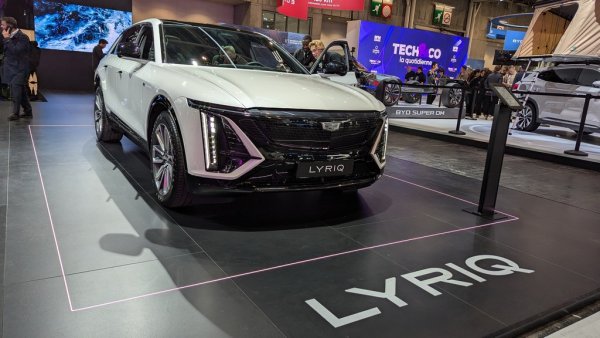 Отдавна напусналата Европа американска премиум марка избра да се завърне с електрическата си гама точно в момент, в който този сегмент от пазара изпитва забележимо охлаждане. Но кросоувърът Lyriq изглежда любопитно. Версията с един електромотор развива "само" 345 конски сили и 441 Нм въртящ момент. При варианта с два електромотора и задвижване на четирите колела конете са вече 500. 