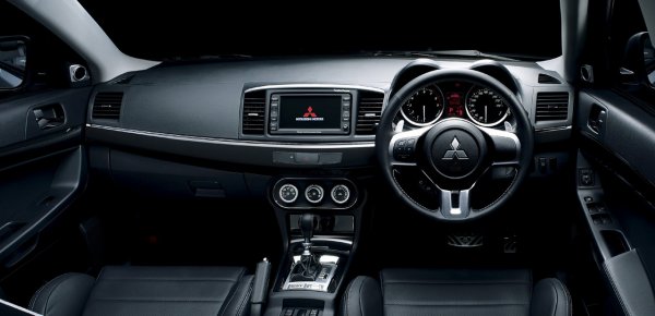 Отвън автомобила се отличава по 18 инчовите BBS алуминиеви джанти, фаровете за мъгла и леки изменения в предната маска