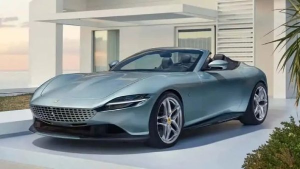 С края на производството на Portofino M тази година, Roma Spider ще стане най-евтиното Ferrari с открит покрив. Това ще бъде и единственият модел без покрив, предлаган под 300 000 евро. Той споделя своя 3,9-литров V8 с двойно турбо, произвеждащ 612 к.с. с купето Roma, като задвижва задните колела чрез осемстепенна скоростна кутия с двоен съединител.