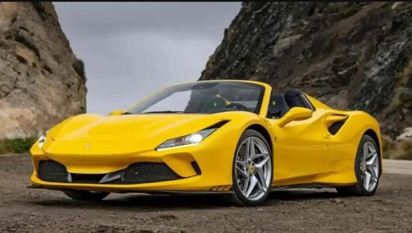 След като Ferrari официално изостави купето F8 Tributo, Spider става единствената опция на F8 за купувачите през 2023 г. Кабриолетът разполага със средно разположен 3,9-литров V8 двигател, който изпраща 710 к.с. и 770 Нм въртящ момент към задните колела.
