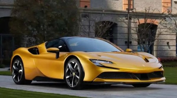 Най-мощното и скъпо Ferrari в масовата гама през 2023 г. е SF90 Spider. Механично идентичен с аналога си с фиксиран покрив, то има същия 4,0-литров V8 двигател с двойно турбо, който позвалява развиването на 340 км/ч. Цената му говори сама за себе си.
