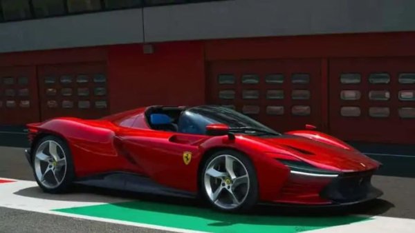 Що се отнася до моделите от специалната серия на Ferrari, най-новата Daytona SP3 със сигурност отговаря на съименника си. Със същия 6,5-литров V12 като 812 Competizione, Daytona SP3 развива 828 к.с. и 696 Нм въртящ момент, което го прави най-мощният нехибриден двигател, създаван някога в Маранело. Съчетан със седемстепенна скоростна кутия, SP3 се нуждае само от 2,9 секунди, за да достигне 100 км/ч. И няма нужда да го търсите, всички вече са продадени.