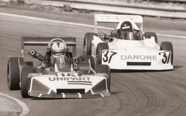 Лекарите го предупреждават, че трябва да почива шест месеца, и че никога повече няма да може да се състезава. Найджъл се самоизписва от болницата и се връща на пистата. Впрочем няма и много избор: по онова време вече е разпродал почти цялото си имущество, за да финансира състезателната си кариера, и е напуснал работата си като авиационен инженер. По-късно през същия сезон получава шанс да кара за Lola във Формула 3, в същите серии, където днес с успех се подвизава Никола Цолов. Остава там три години, претърпява нова брутална катастрофа, която го праща отново в болница, този път със счупен гръбначен прешлен. Но карането му е забелязано от Колин Чапман, легендарния шеф на Lotus. 
