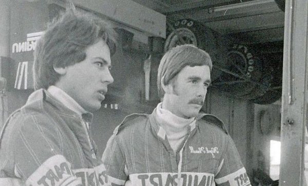 Поканен да тества за легендарния тим на пистата "Пол Рикар", Менсъл решава да прогони болката от незаздравялото счупване с конска доза обезболяващи, и да се бори с всички сили за второто място в Lotus за следващия сезон, редом с Марио Андрети (дотогавашният втори пилот на тима Карлос Ройтеман e преминал в Williams). Конкуренцията е свирепа и мястото в крайна сметка е дадено на Елио де Анджелис, но Менсъл също е харесан и е поканен за тест пилот. 
