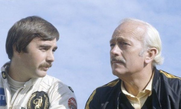 За четирите години в Lotus Менсъл неведнъж показва таланта и бързината си, но не му върви. Стига само до пет трети места. Спонсорът Essex Petroleum не го харесва и натиска за смяната му, но Чапман отказва. Вместо това му увеличава заплатата. През първите си сезони в Lotus Найджъл е печелел едва по 50,000 британски лири годишно (колкото Макс Верстапен печели сега за 8 часа). Но след новия договор, предложен от Чапмън, Менсъл е вече милионер. Двамата се сближават много и Найджъл е съкрушен, когато Чапмън внезапно умира в края на 1982. "Сякаш светът се продъни... Част от мен умря заедно с него", пише по-късно в автобиографията си. Новият шеф на Lotus Питър Уор никак не харесва Менсъл и търси начини да се отърве от него. 
НА СНИМКАТА: С Колин Чапман, когото признава, че чувствал като "човек от семейството"
