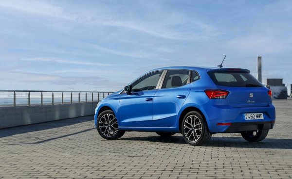 Чудо: испанското супермини е поевтиняло с над 2,000 лева спрямо края на 2024 година. Обяснението е, че атмосферният еднолитров мотор, който за кратко се не предлагаше у нас, се е завърнал. Не знаем обаче как ще се отрази на цените идването на дългоочаквания фейслифт в началото на 2026. 
Въпросният базов мотор развива 80 конски сили, с 15 по-малко от турбо версията, и е комбиниран с 5-степенна ръчна трансмисия. Има мултифункционален волан, електрически огледала, климатик, 8.2-инчов сензорен дисплей на мултимедията с 6 тонколони, USB-C, безжична интеграция на Android Auto и Apple CarPlay. 

Цена през декември 2024: 34 400 лева
Цена през декември 2023: 30 950 лева
Цена през декември 2022: 29 170 лева
Цена през декември 2021: 27 550 лева
Цена през декември 2020: 26 750 лева
Цена през декември 2019: 22 365 лева
