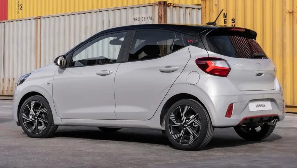 Най-малкият Hyundai има Business версия, очевидно фокусирана върху разносвачите на пица. Тя ползва еднолитров мотор с 63 коня и ръчни скорости, 14-цолови стоманени джанти, електрически стъкла само отпред, климатик, мултимедия с 8-инчов екран. Официалната стартова цена е 32 900 лева, но за неопределен срок тя е заменена от "специална цена", също фигурираща в ценовата листа, която смъква летвата под 30,000 лева. 
За 32 900 можете да имате същата кола с 5-степенен автоматик. 

Цена през декември 2024: 31 900 лева
Цена през декември 2023: 26 900 лева
