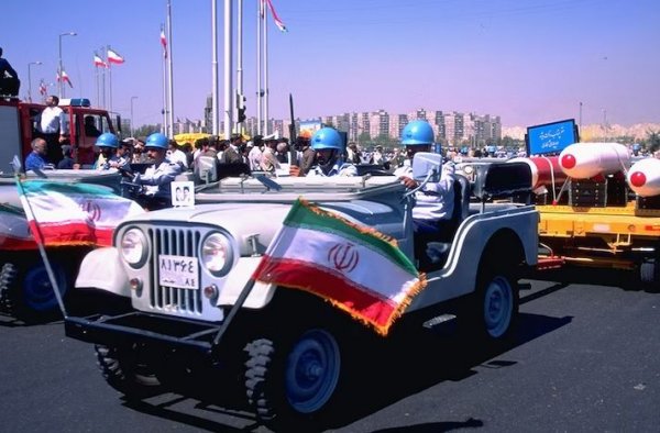 Един от най-загадъчните партньори на американския производител Jeep е иранската компания Sherkat-Sahami. Тя започна изграждането на версии на Jeep CJ в края на 50-те години на миналия век (те са преименуван на Sahra и Shahbaz), Но най-популярна компанията стана със сглобяване на SUV и камиони, събирайки части от различните модели от семейството Jeep SJ в началото на 1960 г. И ако в Северна Америка се появиха легендарни модели като Wagoneer и Gladiator, в Иран те бяха известни съответно като Ahoo и Simorgh.