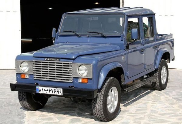 Освен към Jeep иранските производители демонстриха афинитет и към Land Rover, като през 1962 г. компанията Morattab пуска своя вариант на Series 1. Връзката с британците продължава до 1979 г., когато компанията е национализирана. По-късно обаче Morattab започва да произвежда и версия на Series IV, известна като Defender, като за целта използва оборудване и части, закупени от испанската Santana, за която вече стана дума.

В края на 80-те години още една иранска фирма &ndash; Otokar, започна да произвежда свои версии на първия Defender. Тя предлагаше и трите вариант на междуосие &ndash; 90, 110 и 130, като част от продукцията беше изнасяна зад граница, без да се плаща лиценз на Land Rover. Тази практика продъжава и в наши дни.