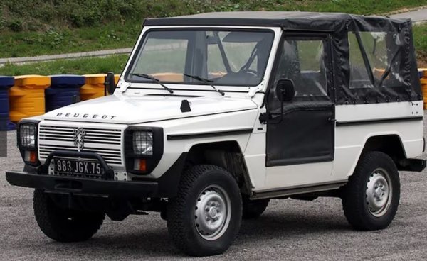 Какво прави голям производител като Peugeot в този списък с клонирани класически SUV-автомобили? Оказва се, че в началото на 60-те години правителството на Франция се обръща към компанията с искане за създаване на всъдеход за армията, Peugeot просто няма какво да предложи. Автомобилният производител се свързва с Mercedes-Benz и взима каросерията  на G-Class, в която поставя задвижане на Peugeot 504/604. Така се появява P4, което се сглобява във френска фабрика. Въпреки, че технимески това е военен модел, той се продава и на цивилни при това не само във Франция, но и в други държави.