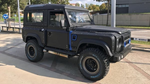 Известен също като „Metalúrgica de Santa Ana, SA“, испанският концерн Santana за първи път започва да произвежда Land Rover Series 1 още през 1958 г. Компанията първоначално стартира с комплекти, които сглобява, но после стигна по-далеч и направи своя версия на Land Rover Defender, която продаваше в някои държави. Пътищата на Santana и британския производител се разделиха през 90-те години, а малко след това испанската компания беше купена ог Suzuki, като преди това създаде собствени версии на Jimny/Samurai и Vitara. 