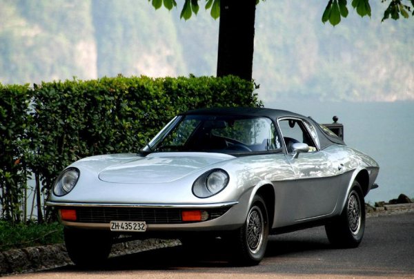 Докато светът продължава да се прехласва по последните концепти на BMW с огромни "ноздри", нека си припомним един прототип на базата на баварски автомобил, при който този елемент отсъства. Уникалният прототип Hurrican е построен от група студенти като дипломна работа. И тя получава отлични оценки както от преподавателите, така и от журналистите. За съжаление, този модел така и не попада в гамата на марката.
