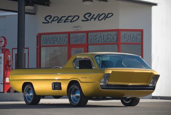 Тази камионетка е добра позната на всички фенове на играчките Hot Wheels. Тя не се появи в серийно производство, но е увековечена завинаги. Създадена е по времето, когато нещата при Chrysler вървях добре и компанията можеше да си позволи всякакви експерименти. Един от тях е пикапът Deora, направен от външни дизайнери именно за серията Hot Wheels. 

Впрочем, името на автомобила е избрано именно от децата. Производителят обявява конкурс и в крайна сметка е избран именно варианта Deora.
