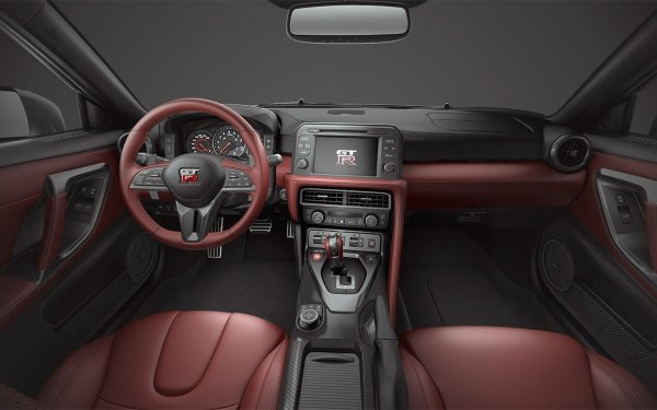 В глобален технически план колата остана същата, както беше известна от 2007 г., само придобивайки електронни устройства и леко променяйки външния си вид. Най-&bdquo;мускулестата&ldquo; версия беше версията NISMO, която има 600 к.с. Тя вдига 100 км/ч за по-малко от 3 секунди. Освен това сички Nissan GT-R са оборудвани със собствената система за задвижване на всички колела ATTESA ET-S Pro.
