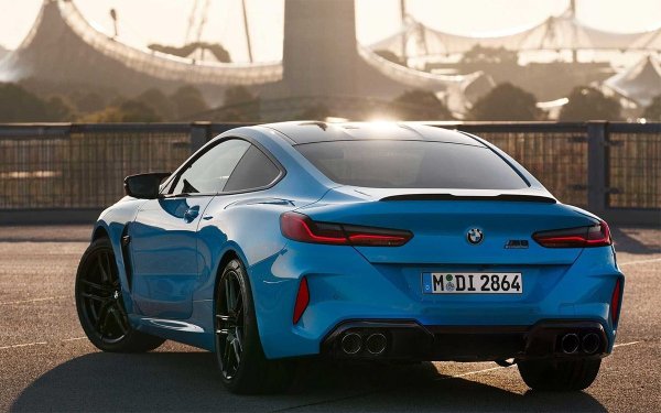 Страхотното баварско Gran Turismo датира от 1989 г. И, както повечето конкуренти, не бърза да се откаже напълно от класическите двигатели с вътрешно горене, въпреки силните изявления от трибуните. Актуалното поколение, в най-мощната си модификация M8 Competition, крие под предния капак 4,4-литров V8. Агрегатът е заимстван от &bdquo;братчето&ldquo; M5 с минимални промени, както и трансмисията. Двигателят с две турбини произвежда 625 к.с. и е съчетан с 8-степенна автоматична скоростна кутия.
