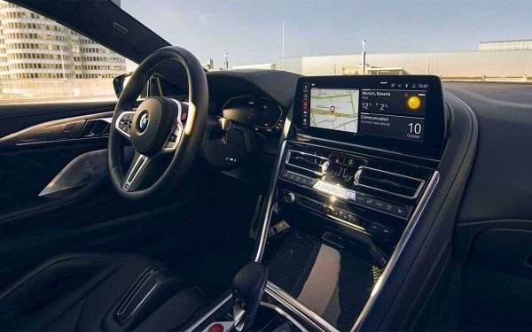 Патентованото задвижване на четирите колела xDrive има (както при M5) интересна функция - възможността да се изключи захранването на предната ос, което прави купето всъщност задвижване на задните колела. Серията Competition се отличава и с по-твърдо окачване (някои сайлент-блокове изобщо липсват, вместо тях има сферични шарнири), подсилени спирачки и други чисто състезателни решения.