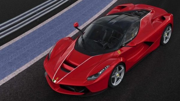 В подобен списък едва ли е възможно да не попадне моделът, чието име буквално означава “ФерариТО”. Флагманският модел на компанията от Маранело от Маранело през 2010-те години й позволи уверено да запази мястото си на върха на автомобилната хранителна пирамида, въпреки силната конкуренция от страна на Lamborghini, Porsche и McLaren. Големият V12 мотор на LaFerrari работи в тандем с електрически двигател, превръщайки колата в първия сериен хибриден модел на Ferrari. 
